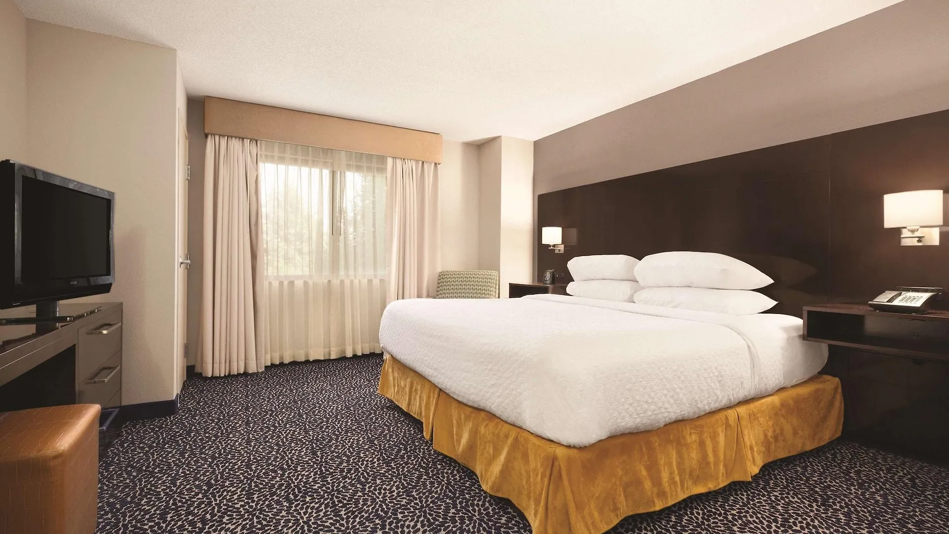 Embassy Suites By Hilton Louisville East 4*,